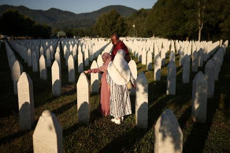 Angehörige von Opfern trauern am Jahrestag des Völkermords von Srebrenica. 