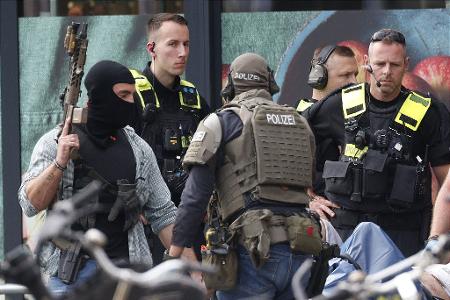 Schusswaffen kamen beim Zugriff nicht zum Einsatz.