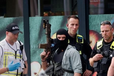 Neben einem Spezialeinsatzkommando (SEK) waren zahlreiche Polizeifahrzeuge, Rettungswagen und die Feuerwehr vor Ort.