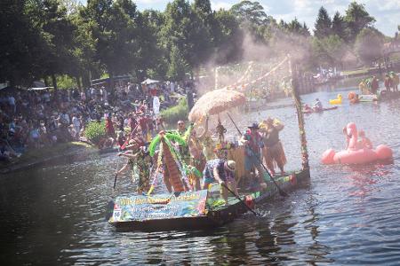 Die Teilnehmerinnen und Teilnehmer der traditionellen Badewannenrallye stellten sich sowohl der Wertung der Besucher als auch einer Jury.