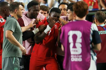 Schwalbe per Videobeweis enttarnt: Embolo fliegt vom Platz