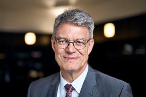 Für Minister Schnieder hängt mehr Pünktlichkeit nicht nur an Investitionen. (Archivbild)