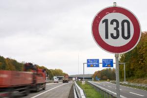Auf mehreren Autobahn-Abschnitten in Deutschland ist die Höchstgeschwindigkeit bereits begrenzt. (Archivbild)