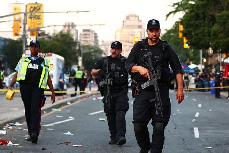 Polizisten sichern eine Straße, nachdem bei einem Salsa-Festival im kanadischen Toronto zwei Menschen durch Schüsse getötet wurden. 