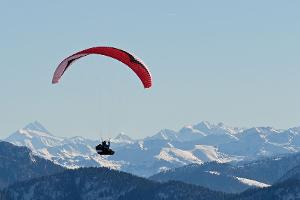 Gleitschirmfliegen ist besonders im Sommer ein beliebter Sport. (Symboldbild)