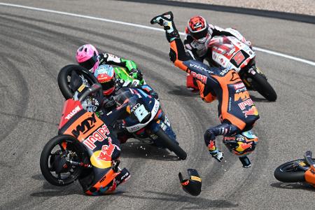 Heftiger Sturz: Beim MotoGP - Grand Prix von Deutschland auf dem Sachsenring fliegt Valentin Perrone aus Argentinien im Moto3-Rennen durch die Luft. 