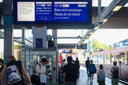 Die Bahnstrecke Düsseldorf - Köln ist eine zentrale Verbindung in NRW.