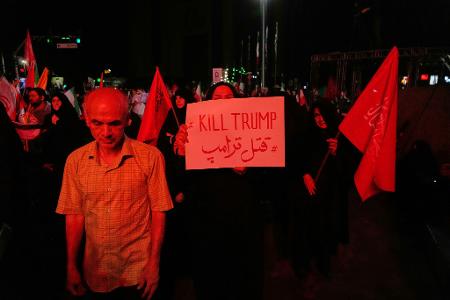 Irans Führung fordert Vergeltung für die Tötung des obersten Führers Ajatollah Ali Chamenei.