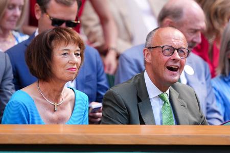 Bundeskanzler Merz verfolgt Herrenfinale von Wimbledon in der Royal Box.