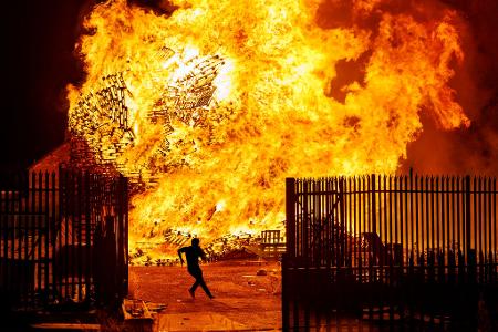 Feuer und Flamme: Nordirlands Protestanten feiern mit riesigen Feuern den Sieg von König Wilhelm III. von Oranien über die Katholiken im Jahr 1690.
