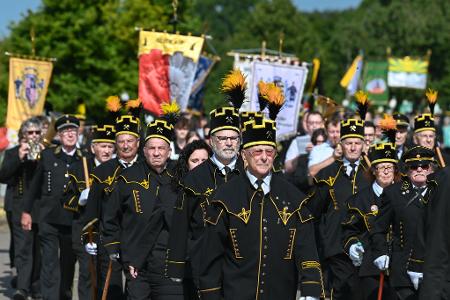 Tradition: Bergleute gehen beim Landesbergmannstag Sachsen-Anhalt in Sangerhausen. 