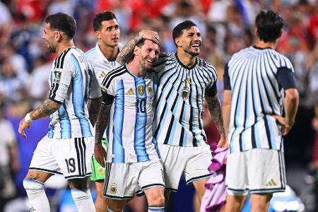 Argentiniens Spieler feiern nach dem Sieg im WM-Viertelfinale über die Schweiz. 