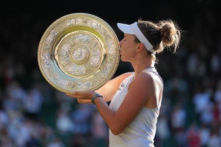 Die Siegerin Linda Noskova küsst die Trophäe nach dem Finale in Wimbledon.