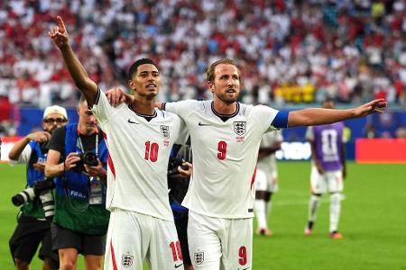 Die Engländer Jude Bellingham (l) und Harry Kane jubeln nach dem Sieg gegen Norwegen.