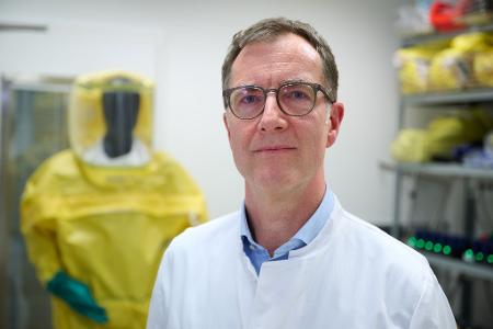 Der Tropenmediziner Torsten Feldt ist in Düsseldorf für die Sonderisolierstation zuständig. (Archivbild)