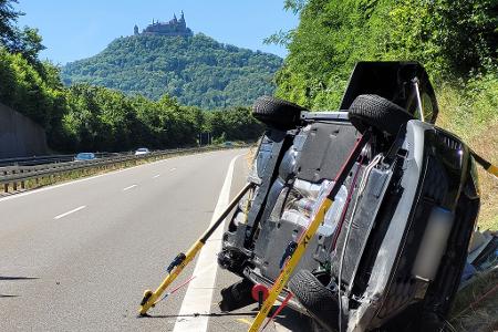 Bei dem Unfall nahe Hechingen wurden laut Polizei vier Menschen verletzt. 