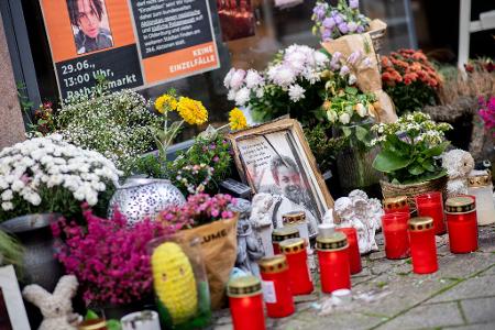 Blumen, Fotos und Kerzen am Tatort in Oldenburg erinnern an den Tod von Lorenz. Er starb durch Polizeischüsse. (Archivbild) 