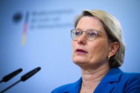 Bundesjustizministerin Stefanie Hubig (SPD) will mit den Verbesserungen für zu Unrecht inhaftierte Menschen auch das Vertrauen in den Rechtsstaat stärken. (Archivfoto)