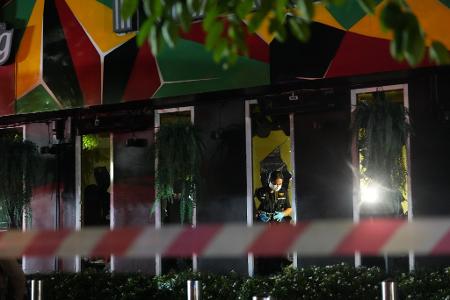 Zahlreiche Fenster sind bei dem Brand geborsten.