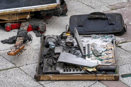 Das Lokal brannte lichterloh - eine rote Gitarre und ein Mischpult liegen liegt völlig verkohlt am Boden.