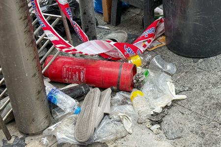 Feuerlöscher und Plastiksandalen lagen am Tag nach der Tragödie vor dem Pub.