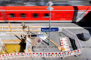 Eigentlich war die Freude groß, dass zwischen Hagen, Wuppertal und Köln wieder Züge fahren können - doch dann fiel auf, dass eine Brücke marode ist. (Archivbild)
