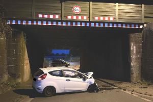 Das Auto kam von der Straße ab und kollidierte mit der Mauer der Bahnunterführung.
Foto: Polizei Minden-Lübbecke