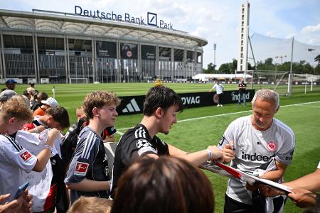 Frankfurt am Main: Hütter zum Anfassen – Autogramme beim ersten Eintracht-Training