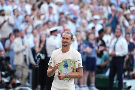 Alexander Zverev hält nach dem Wimbledon-Finale seine Trophäe für den zweiten Platz in den Händen.