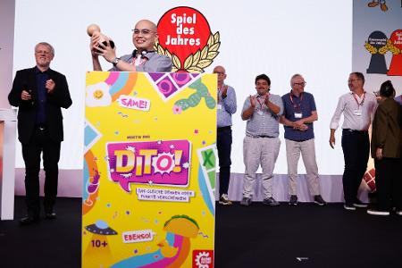 Martin Ang, Gewinner des „Spiel des Jahres 2026“ mit dem Spiel „Dito“, jubelt während der Verleihung im nhow Hotel Berlin.