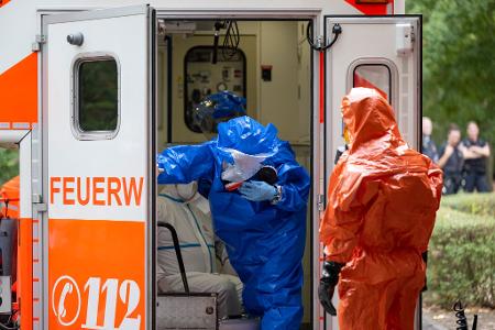 Der Transport von hochansteckenden Patienten in die Uniklinik wird immer wieder geübt, so wie hier im Jahr 2022. (Archivbild)