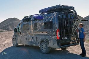 Außenaufnahme, Campingbus, Höherlegung, Dachzelt, Fahrradträger, Mann, Kiesgrube 