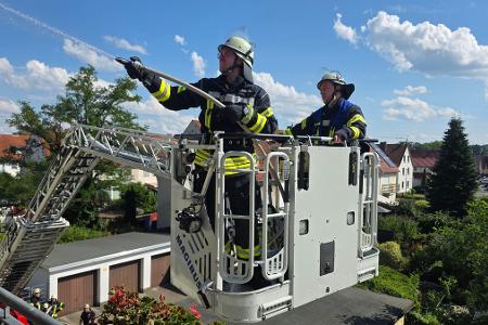Nachlöscharbeiten (Foto: Feuerwehr Celle)