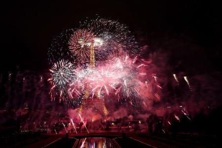 Feuerwerk und Drohnen beleuchten den Eiffelturm in Paris.