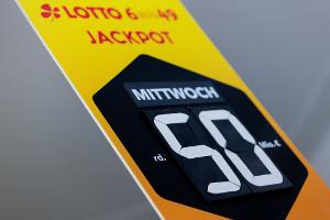 Plakate in den Lotto-Annahmestellen weisen seit über sieben Wochen auf den mit 50 Millionen Euro gefüllten Jackpot hin. (Archivbild)