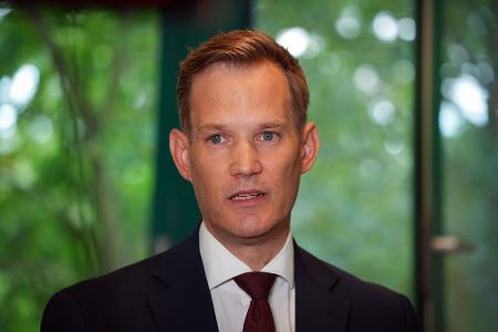 Rauf mit der Tabaksteuer, damit weniger Menschen rauchen, findet der CDU-Politiker Hendrik Streeck. (Archivbild)