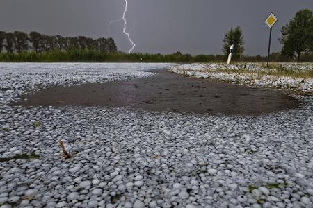 Hagel und starker Regen sind auch weiter möglich, erklärt der Deutsche Wetterdienst. 