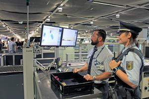 Symbolbild der Bundespolizei, Luftsicherheitskontrolle an einem Flughafen