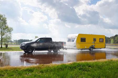 Pickup, Anhänger, Teststrecke, nasse Straße