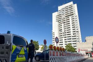 In einem Kieler Hochhaus haben Einsatzkräfte eine DNA-Reihenuntersuchung vorgenommen.