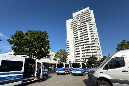 Seit dem Morgen führt die Polizei einen Großeinsatz in einem Hochhaus im Kieler Stadtteil Mettenhof durch, aus dem ein Pflasterstein auf einen Streifenwagen geworfen worden ist.