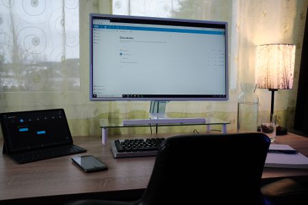 Arbeitsstation mit PC, Laptop und Handy