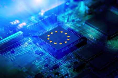 Digitaler Chip mit Europaflagge drauf
