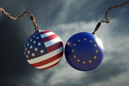 Zwei Abrissbirnen mit den Flaggen der USA und Europa steuern aufeinander zu.