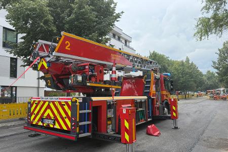 © Feuerwehr Dresden
Eine von zwei Drehleitern wird in Stellung gebracht.