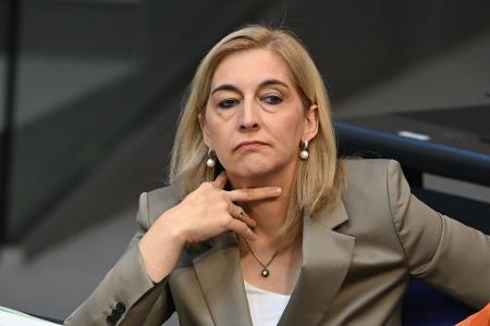 Ministerin Warken will die Pflegekassen in Milliardenhöhe entlasten. (Archivbild)