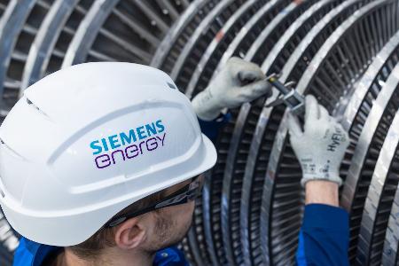 Dieser Mitarbeiter braucht einen neuen Helm: Siemens Energy ändert seinen Namen. (Archivbild)