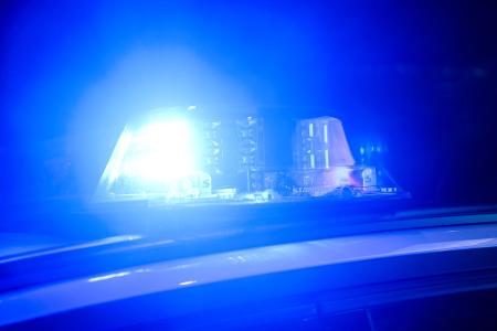 Ein Zwölfjähriger fährt nachts auf der A1 und kommt von der Fahrbahn ab.