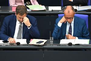 Vizekanzler Klingbeil (links), Regierungschef Merz und ihr Kabinett befinden sich seit geraumer Zeit im Umfragetief. (Archivbild)