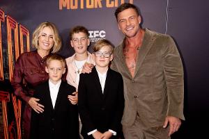 Auftritt mit seiner Familie: Alan Ritchson zeigt nackten Oberkörper